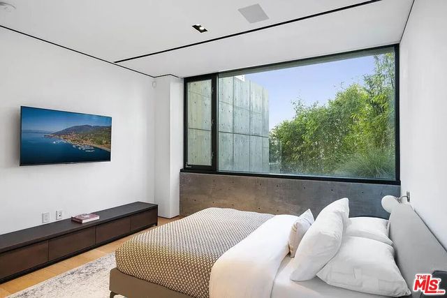 $32,000 | 8790 Appian Way, Los Angeles, CA 90046