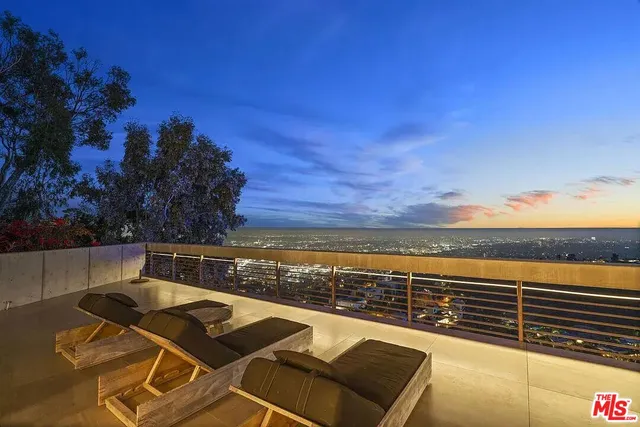 $32,000 | 8790 Appian Way, Los Angeles, CA 90046