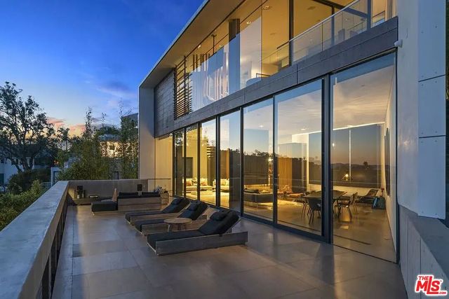 $32,000 | 8790 Appian Way, Los Angeles, CA 90046