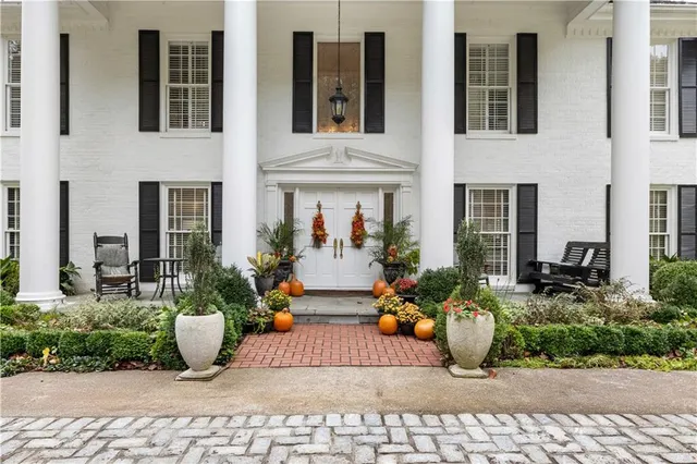 a view of outdoor space yard and porch
