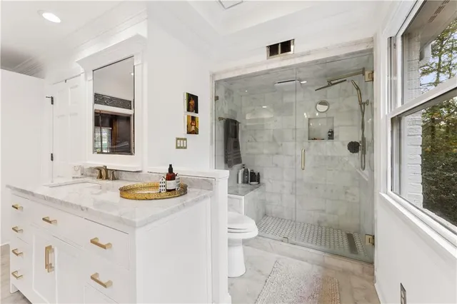 a view of a swimming pool with seating space