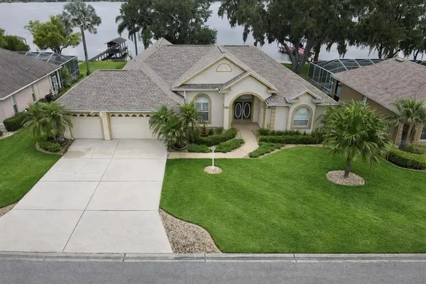 a view of house with garden