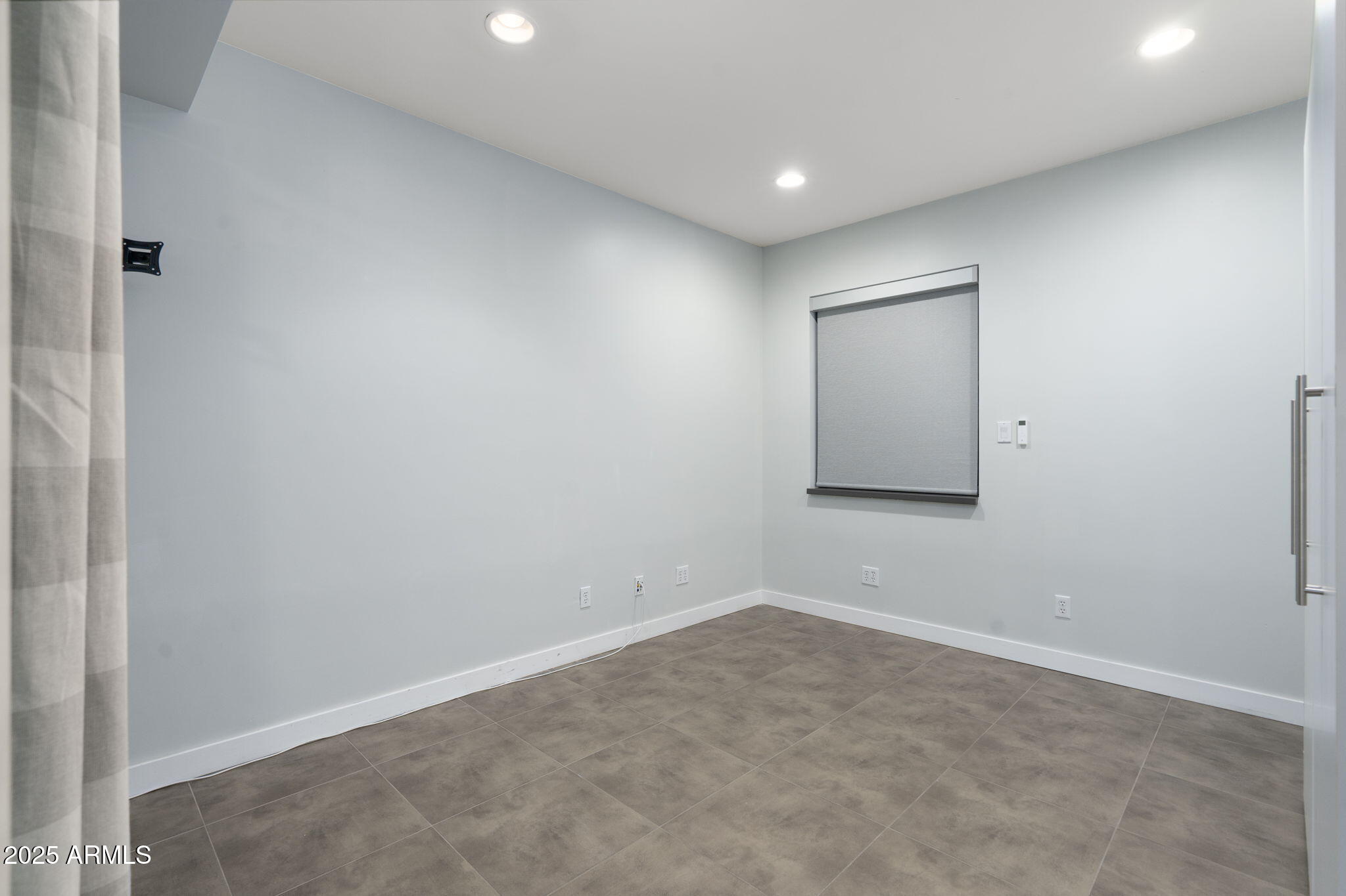9433 South Stanley Place Tempe, AZ 85284 - Photo 31 of 47 an empty room with a workbench