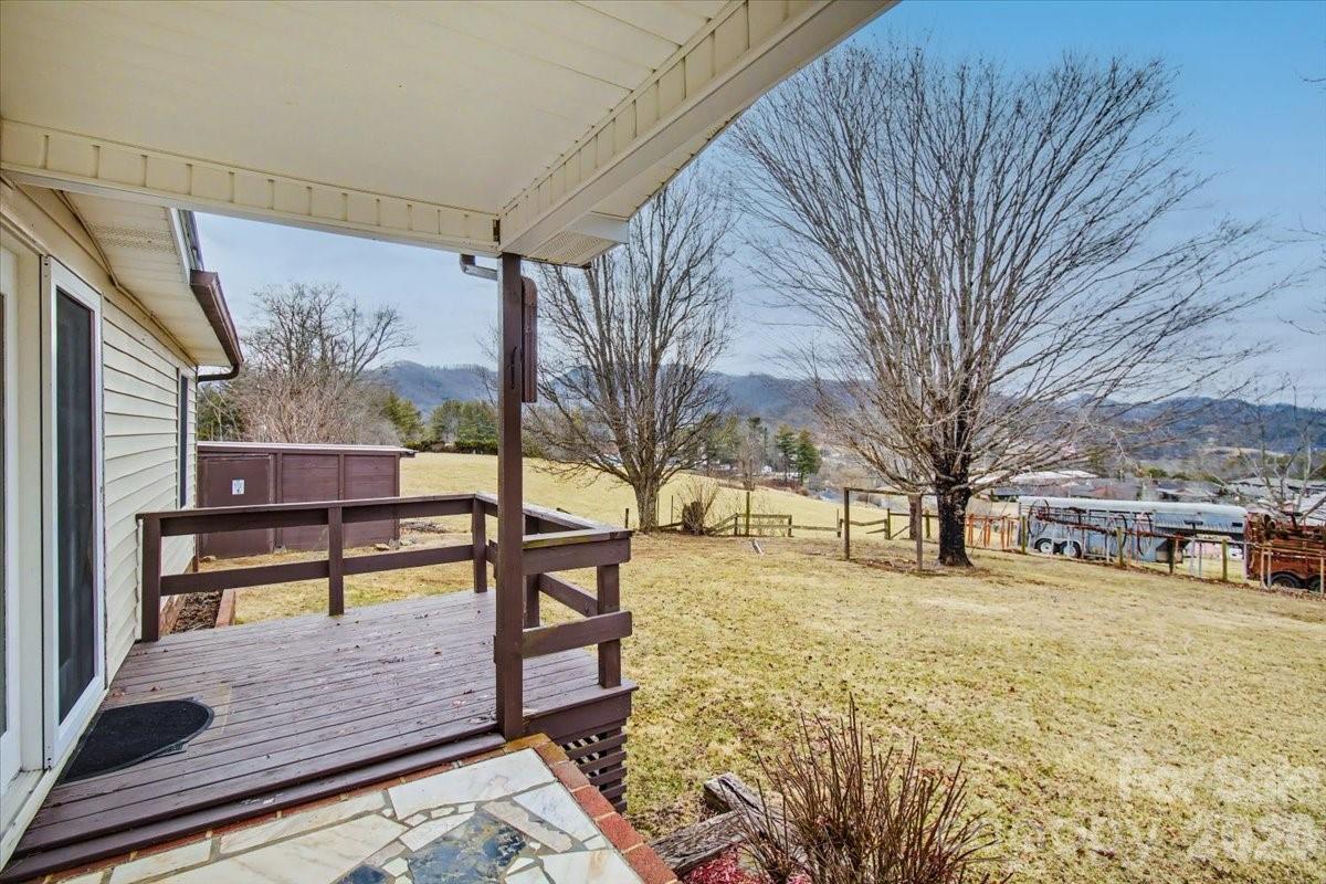 170 Styles Road Burnsville, NC 28714 - Photo 2 of 37