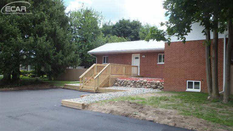 2499 Baldwin Road Fenton, MI 48430 - Photo 3 of 46 20445630-2.JPG