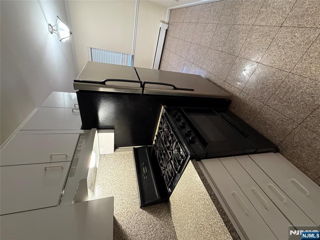 420 Sheridan Place, Unit 9 Fairview, NJ 07022 - Photo 4 of 8