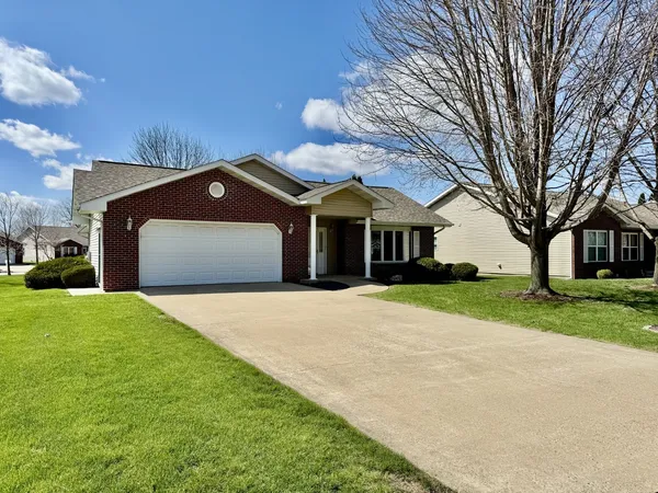 $299,500 | 2800 Becker Drive, Peru, IL 61354