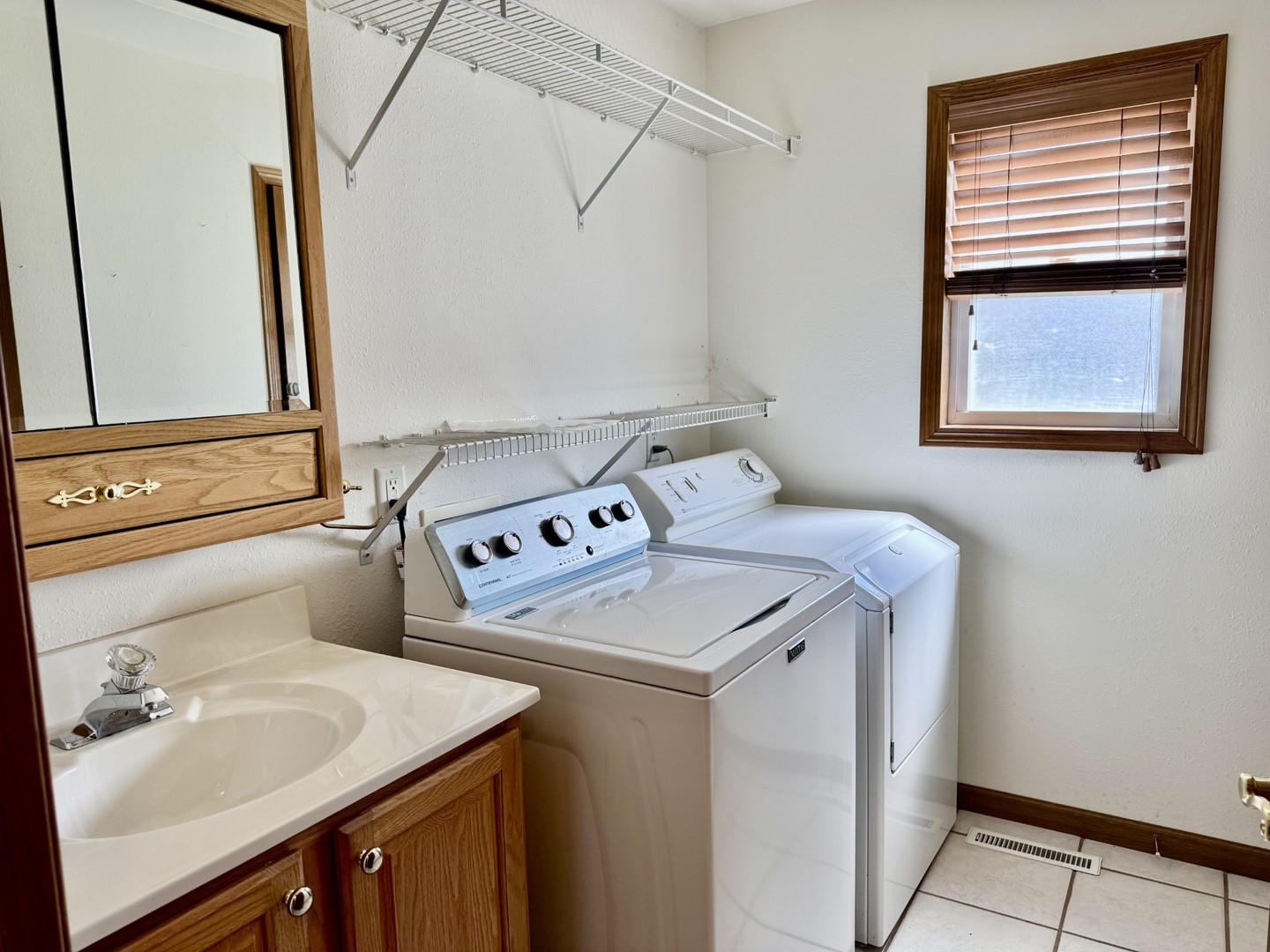 2800 Becker Drive Peru, IL 61354 - Photo 17 of 23 a utility room with dryer and washer
