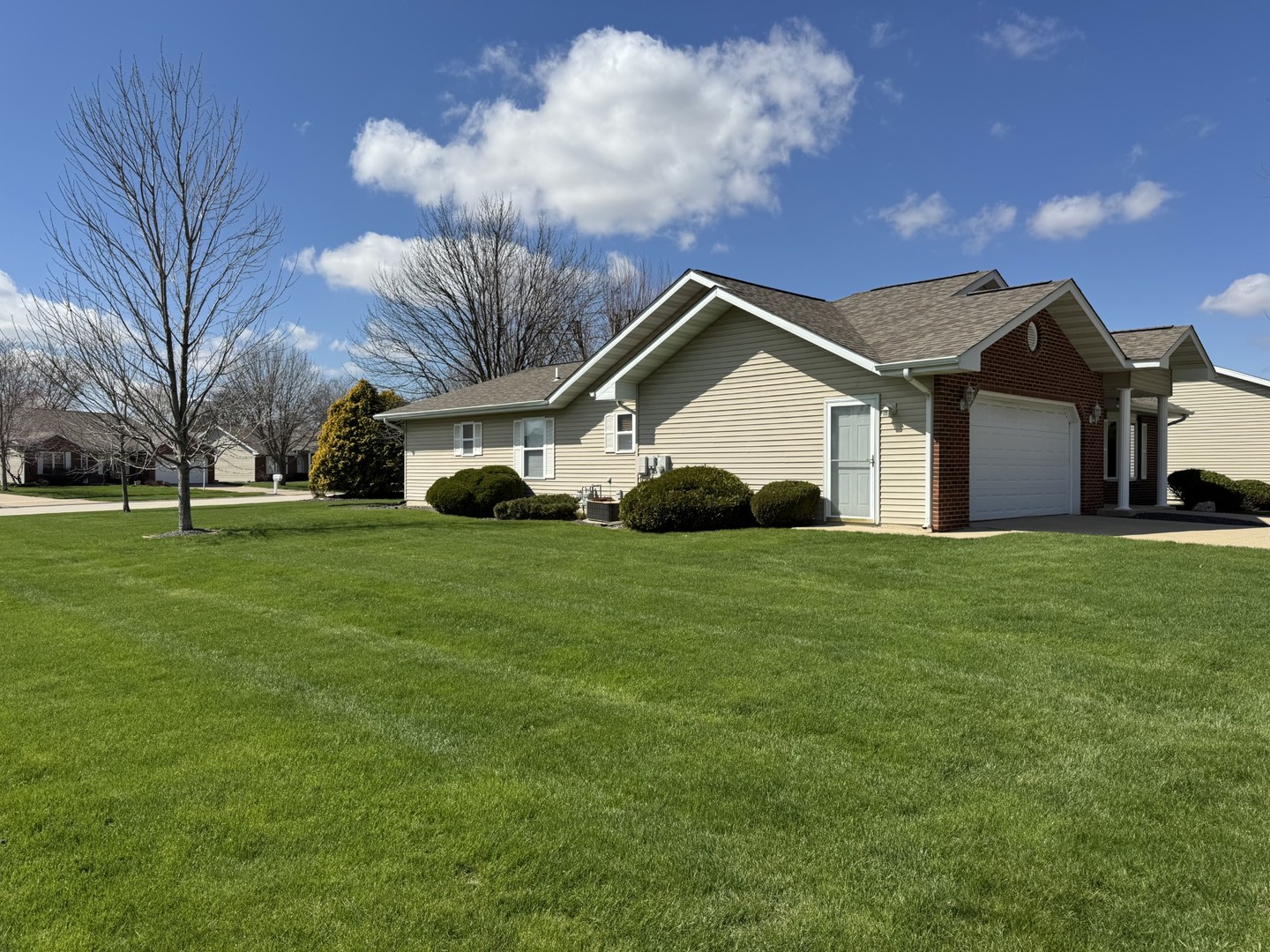 2800 Becker Drive Peru, IL 61354 - Photo 3 of 23 a front view of a house with garden