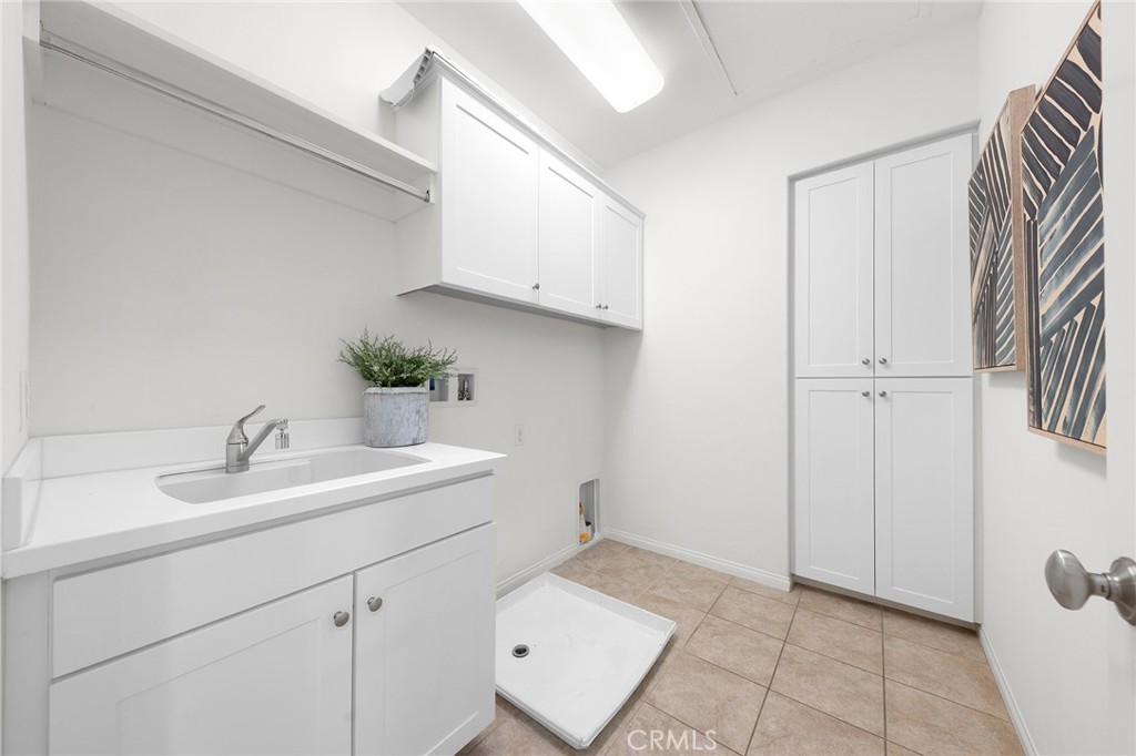 112 Velvetleaf Irvine, CA 92620 - Photo 41 of 51 a bathroom with a sink and a mirror