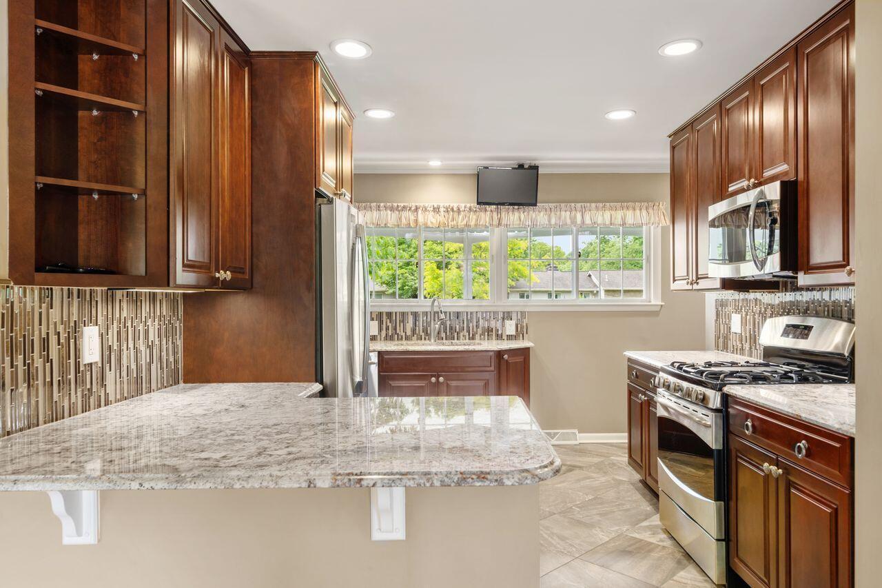 2110 Lytham Road Columbus, OH 43220 - Photo 11 of 39 Kitchen