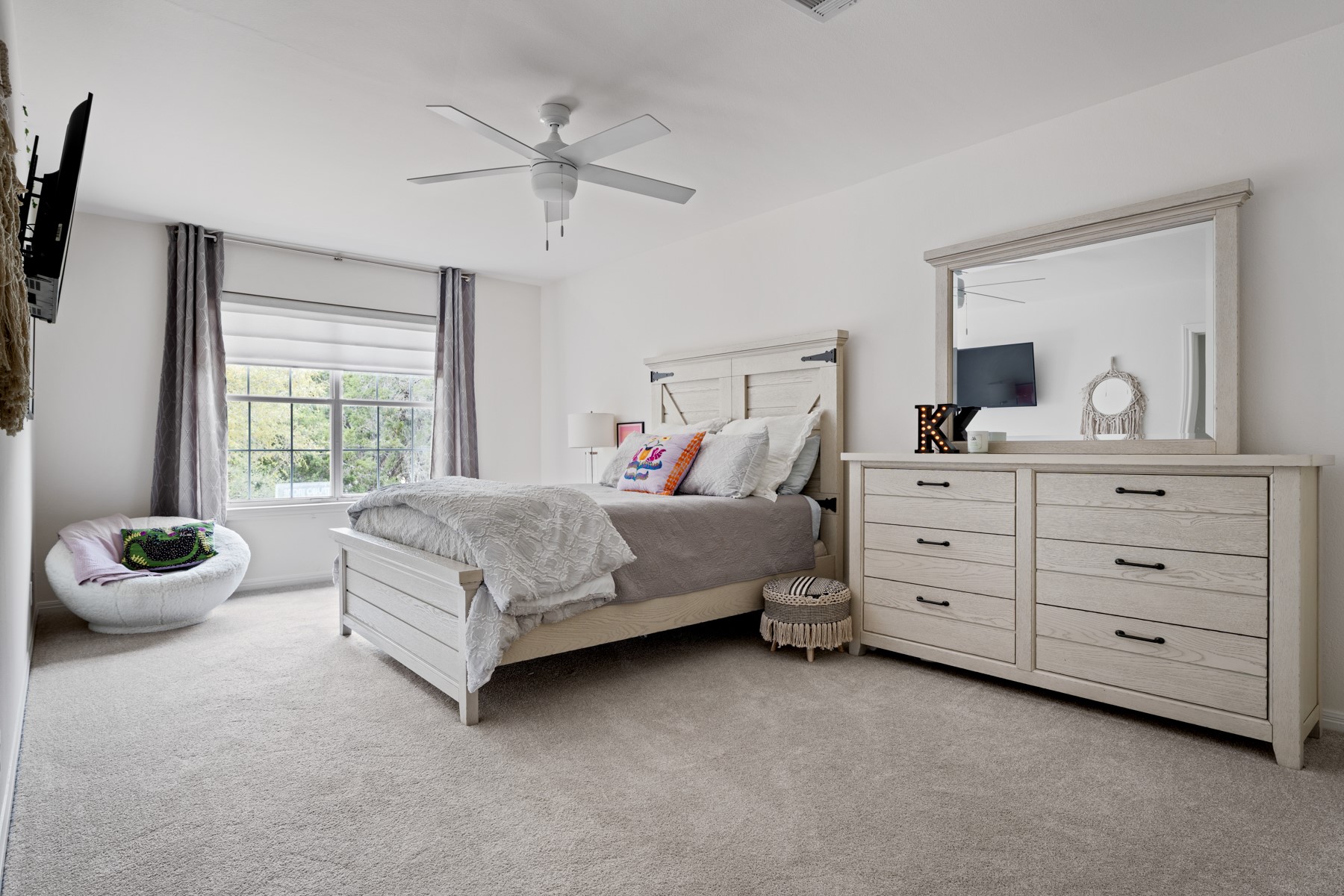 102 Hurst Creek Road Lakeway, TX 78734 - Photo 22 of 29 a bedroom with a bed and a dresser
