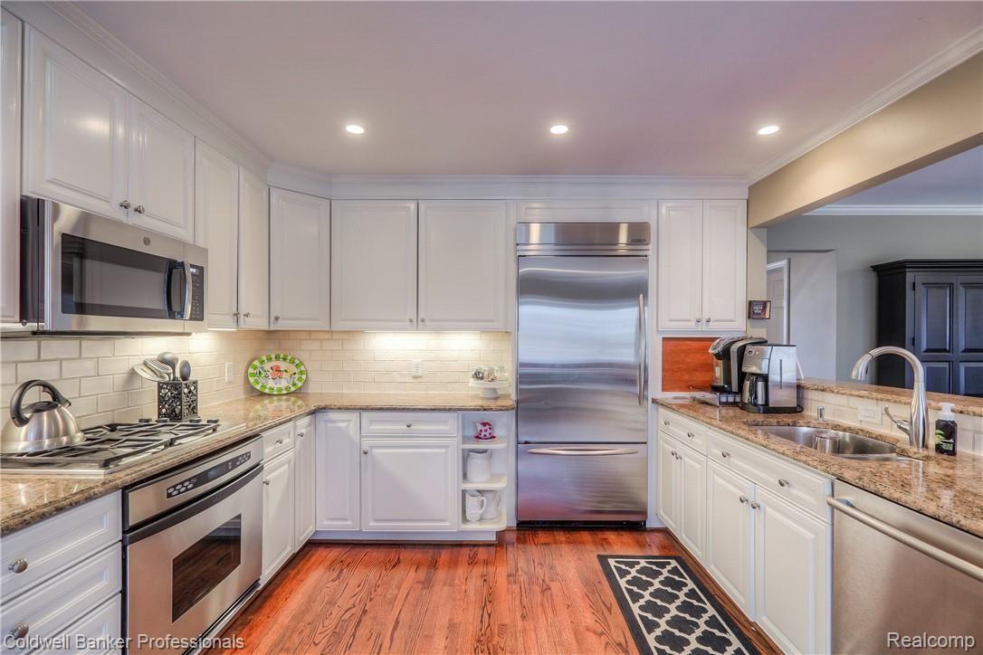 154 Hamilton Road Bloomfield Hills, MI 48301 - Photo 20 of 48 Light bright kitchen