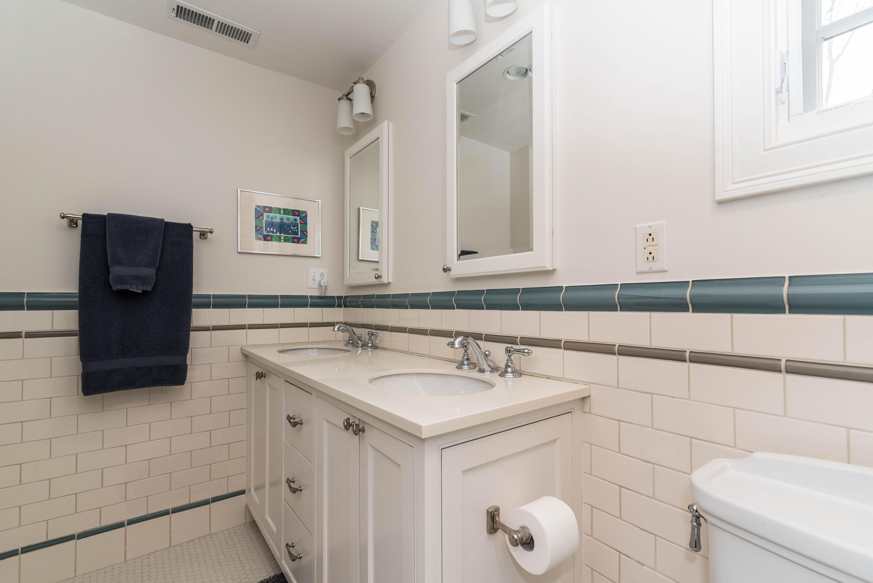 44 Sunset Road Darien, CT 06820 - Photo 29 of 35 27hallbath