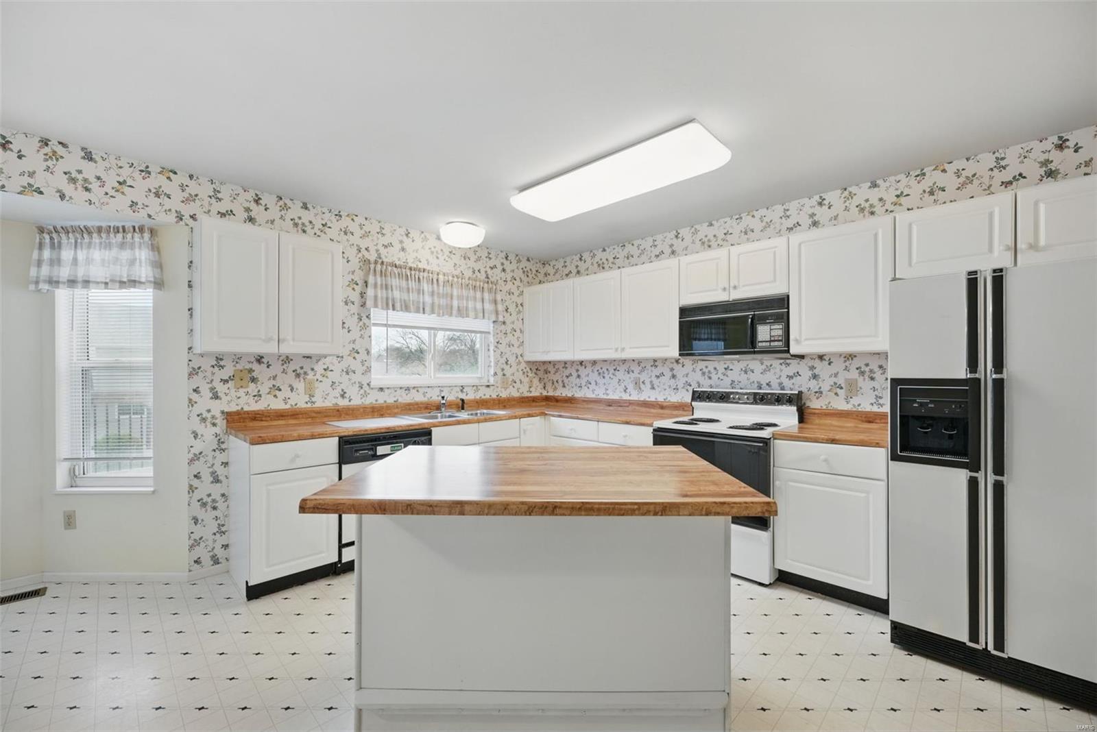 112 Beacon Hill Drive St. Charles, MO 63301 - Photo 2 of 34