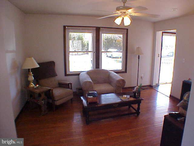 1416 Cedarhurst Road Shady Side, MD 20764 - Photo 7 of 30 Living Room