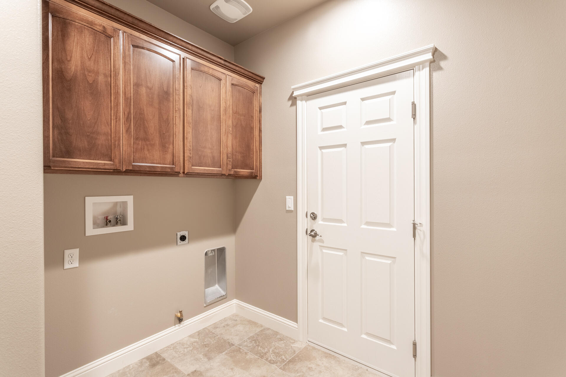 3241 Lemurian Road Redding, CA 96002 - Photo 26 of 34 a view of cabinets