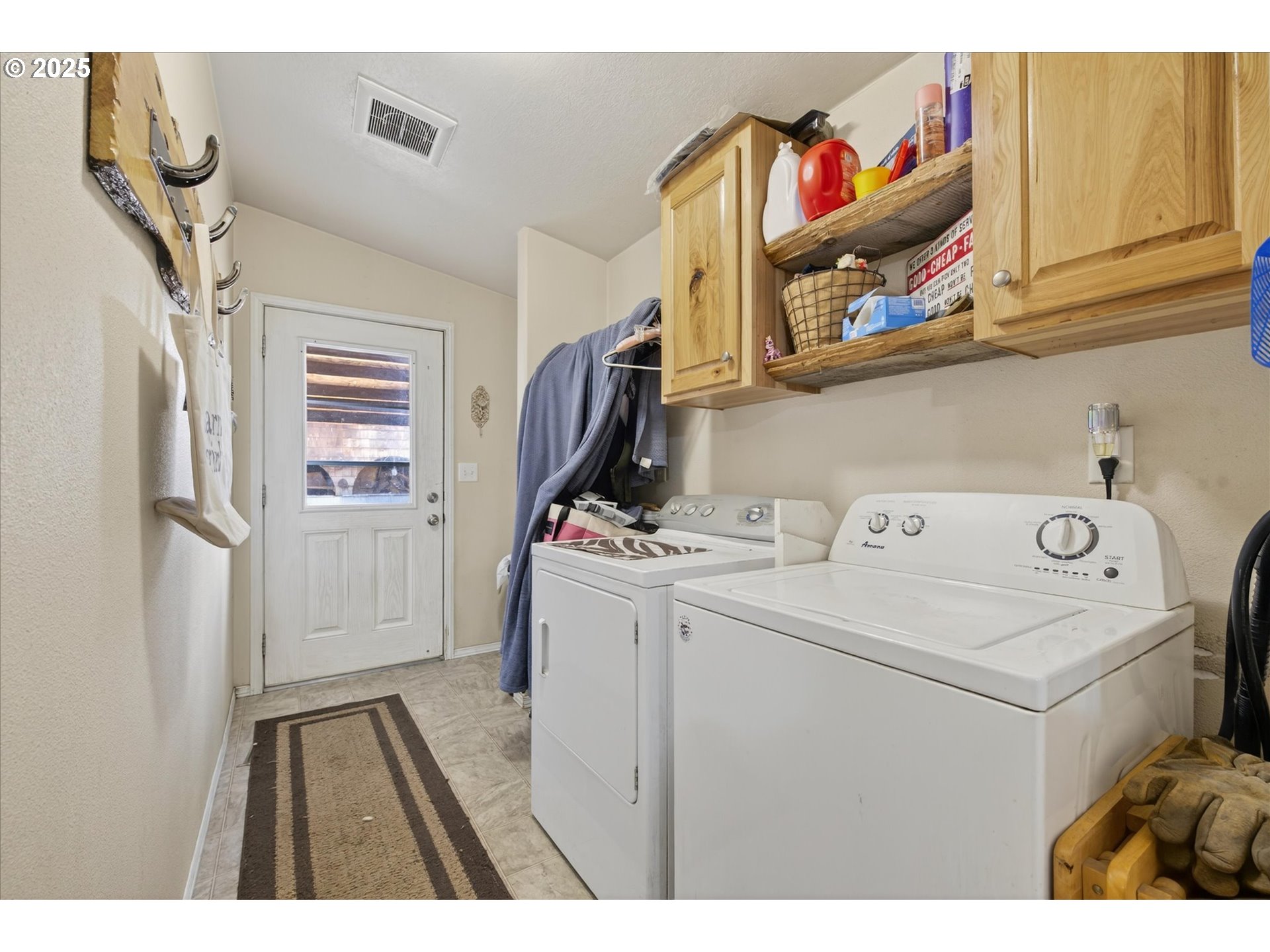 600 Northwest Cupid Avenue Sumpter, OR 97877 - Photo 11 of 29 a utility room with dryer and washer