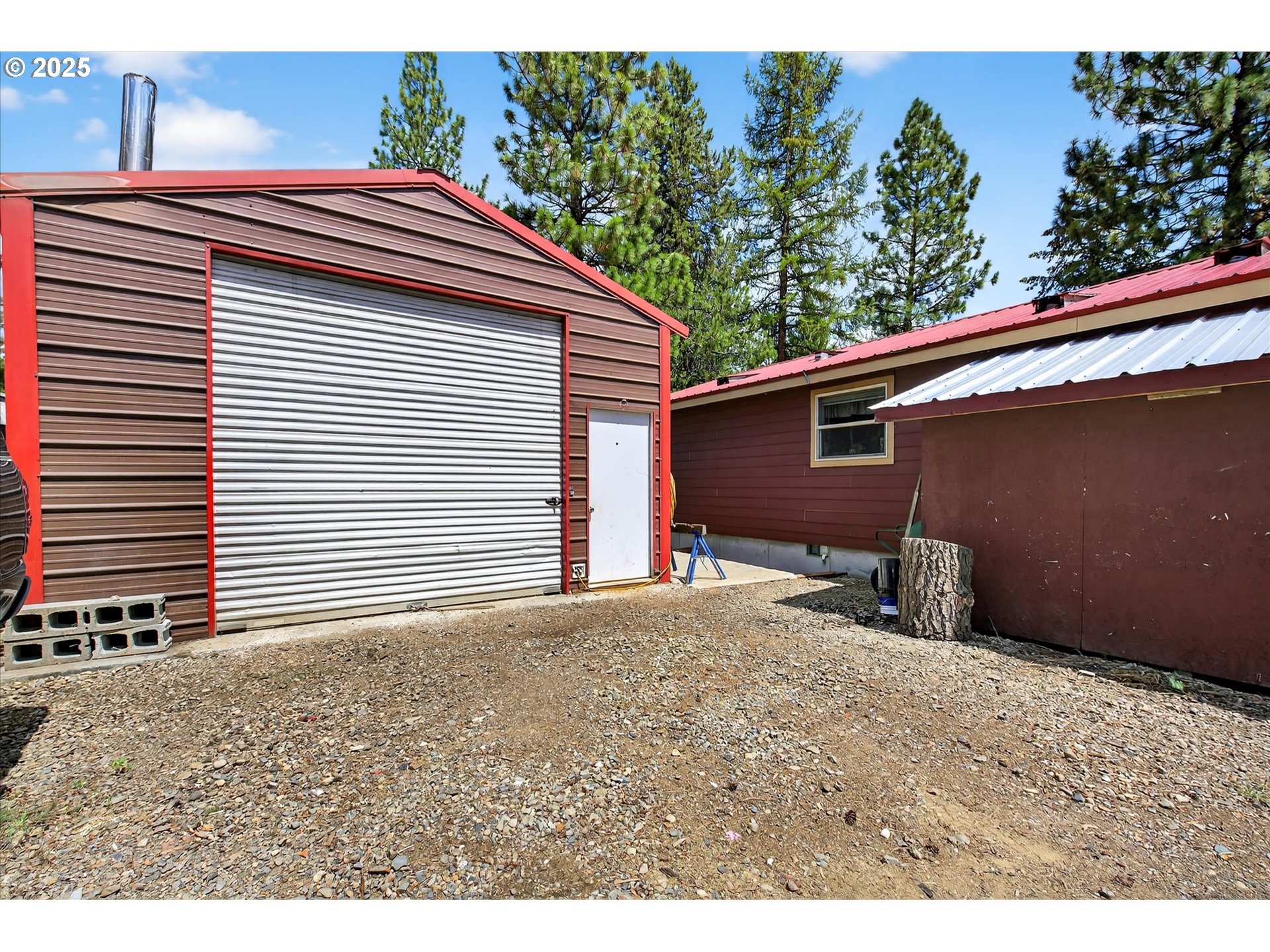 600 Northwest Cupid Avenue Sumpter, OR 97877 - Photo 18 of 29 a backyard of a house