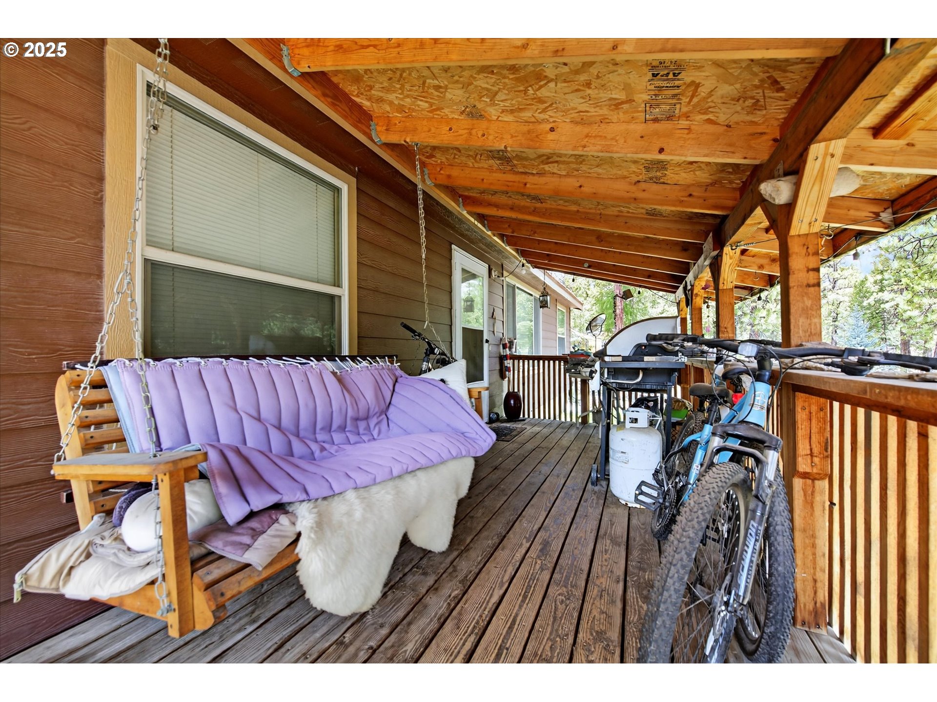 600 Northwest Cupid Avenue Sumpter, OR 97877 - Photo 24 of 29 a view of a patio with table and chairs with wooden floor and fence