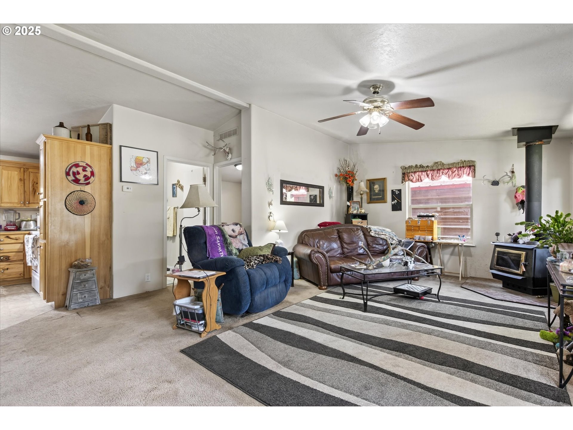 600 Northwest Cupid Avenue Sumpter, OR 97877 - Photo 3 of 29 a living room with furniture