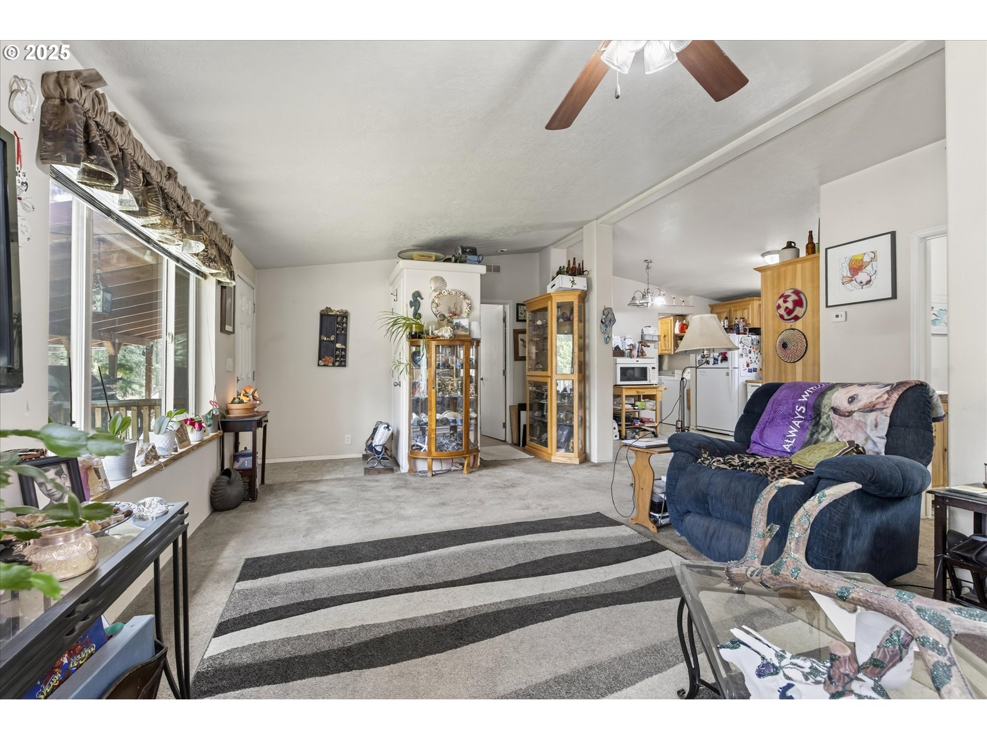 600 Northwest Cupid Avenue Sumpter, OR 97877 - Photo 4 of 29 a living room with furniture