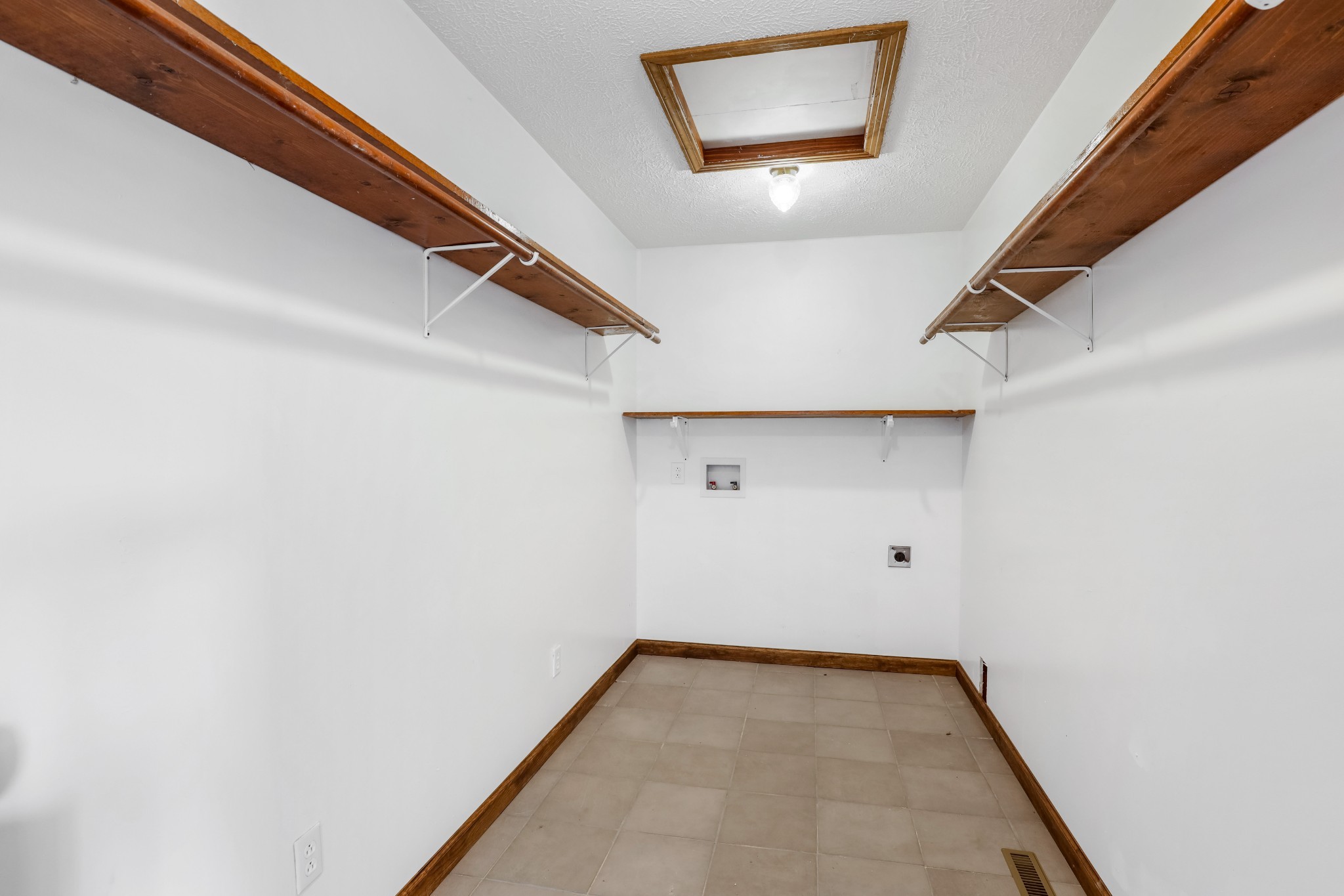 239 Wayne Threatt Road Dover, TN 37058 - Photo 35 of 41 a view of a hallway