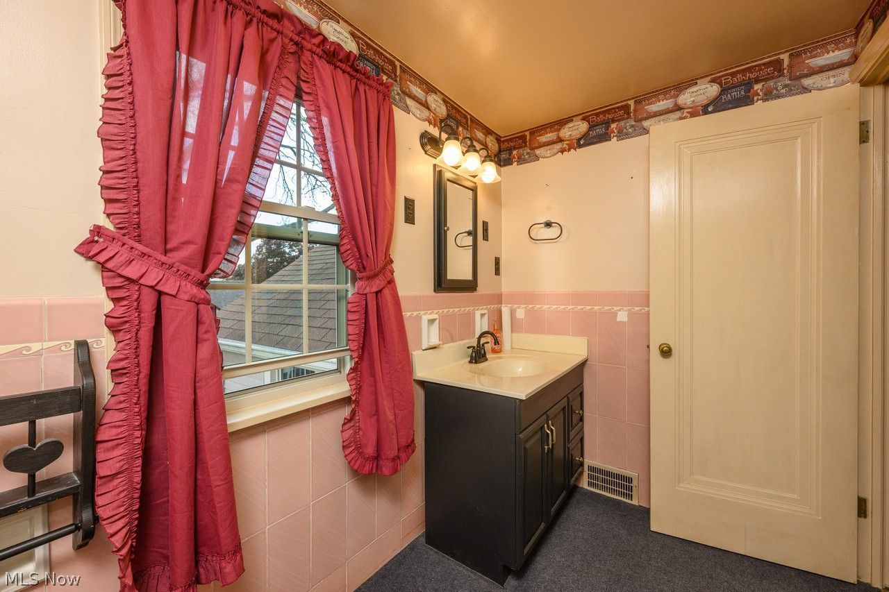 1422 Monument Road Northwest Canton, OH 44703 - Photo 17 of 31 Full bathroom