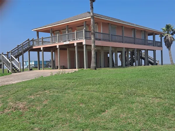 a view of a house with yard and porch