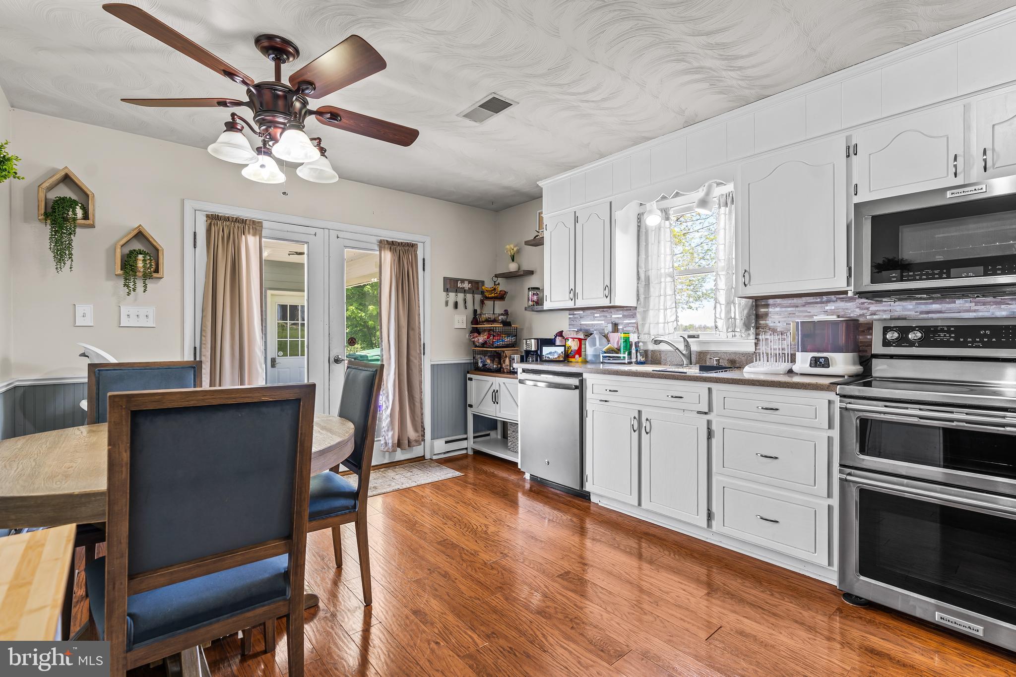 4495 Fort McCord Road Chambersburg, PA 17202 - Photo 11 of 33 Kitchen and dining area