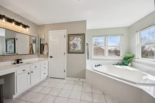$668,900 | 1138 Ridgewood Circle, Lake In The Hills, IL 60156