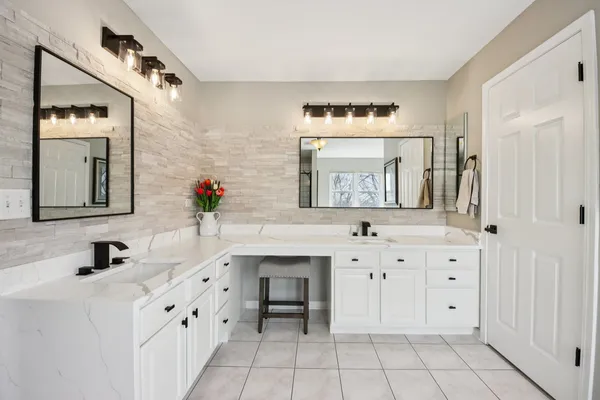 $668,900 | 1138 Ridgewood Circle, Lake In The Hills, IL 60156