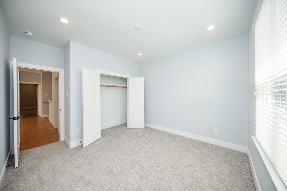 1860 West Tidwell Road Houston, TX 77091 - Photo 20 of 32 an empty room with windows