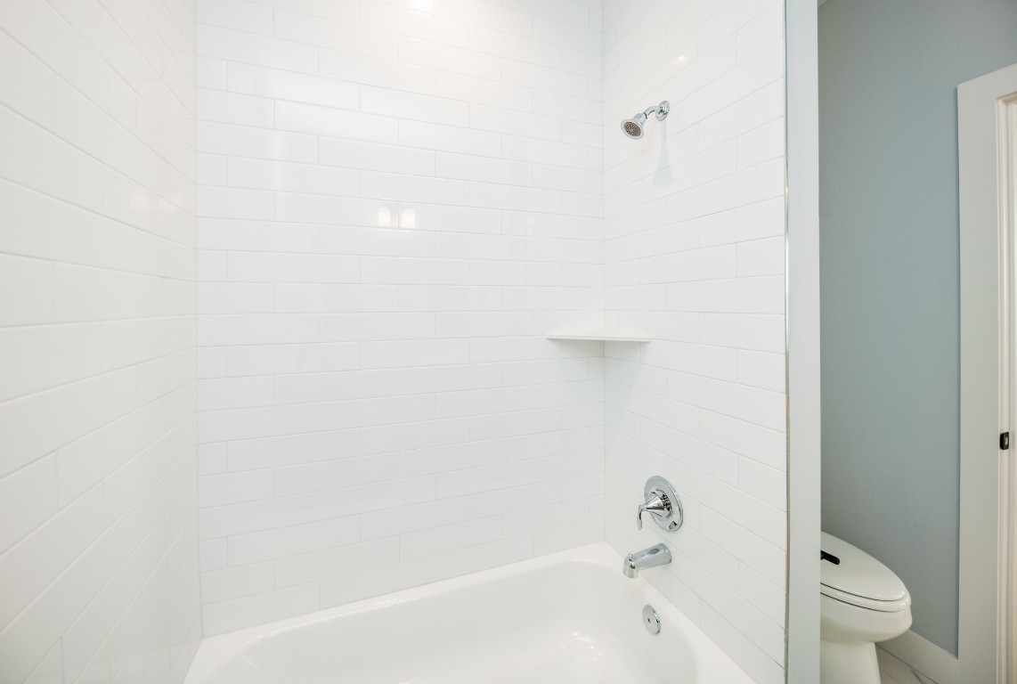 1860 West Tidwell Road Houston, TX 77091 - Photo 23 of 32 a bathroom with a bathtub