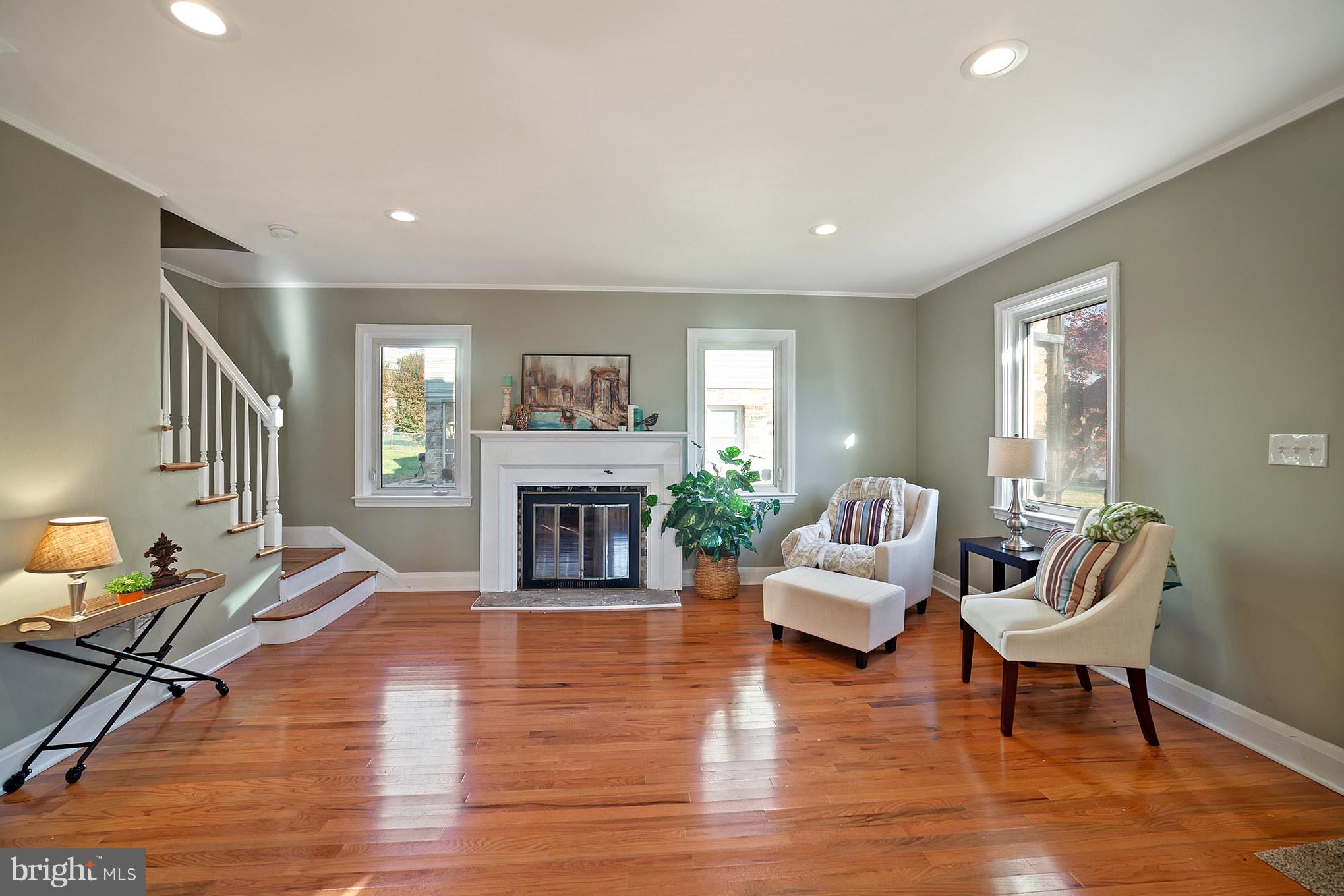 3733 Rueckert Avenue Baltimore, MD 21206 - Photo 2 of 29 Living Room