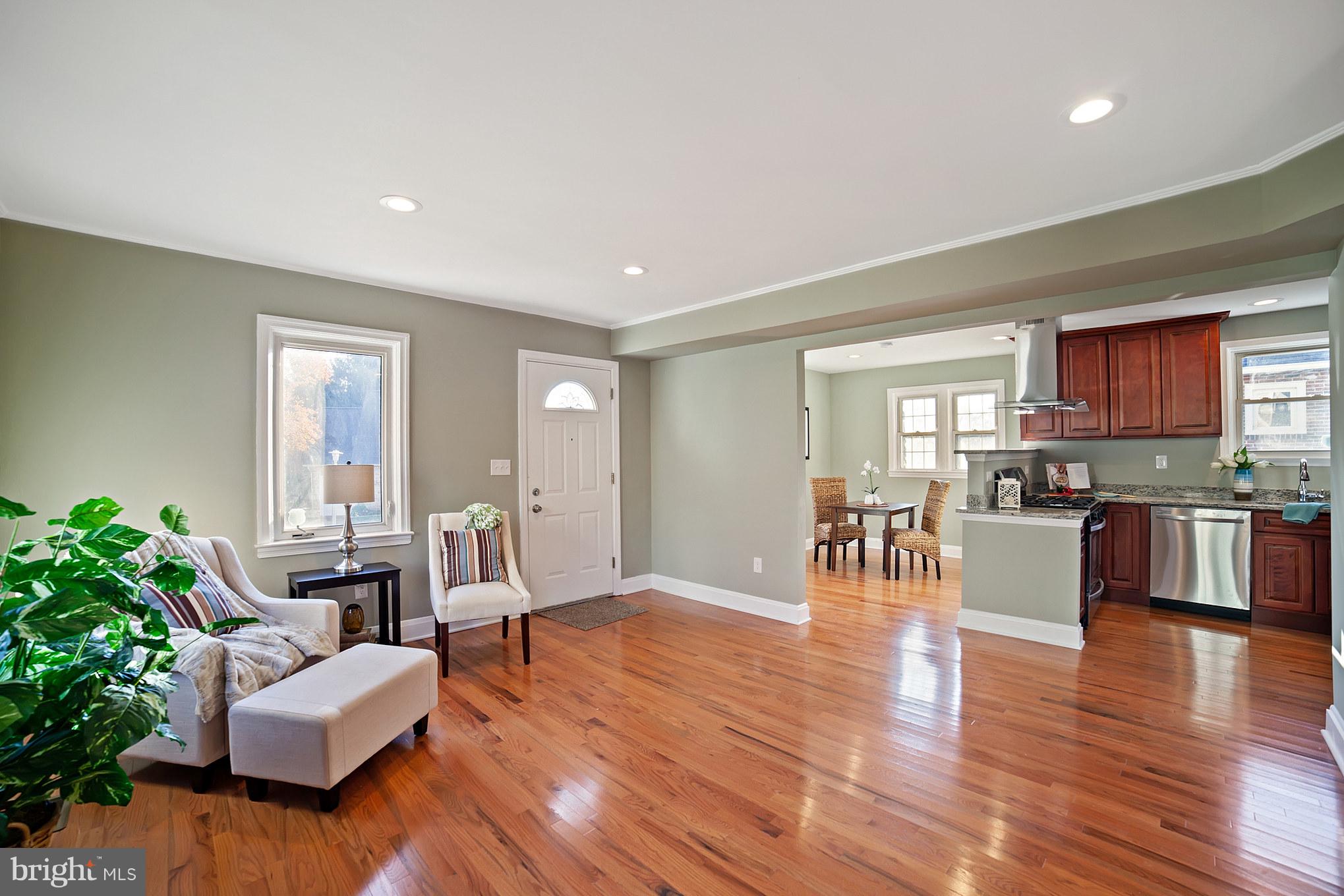 3733 Rueckert Avenue Baltimore, MD 21206 - Photo 3 of 29 Living Room
