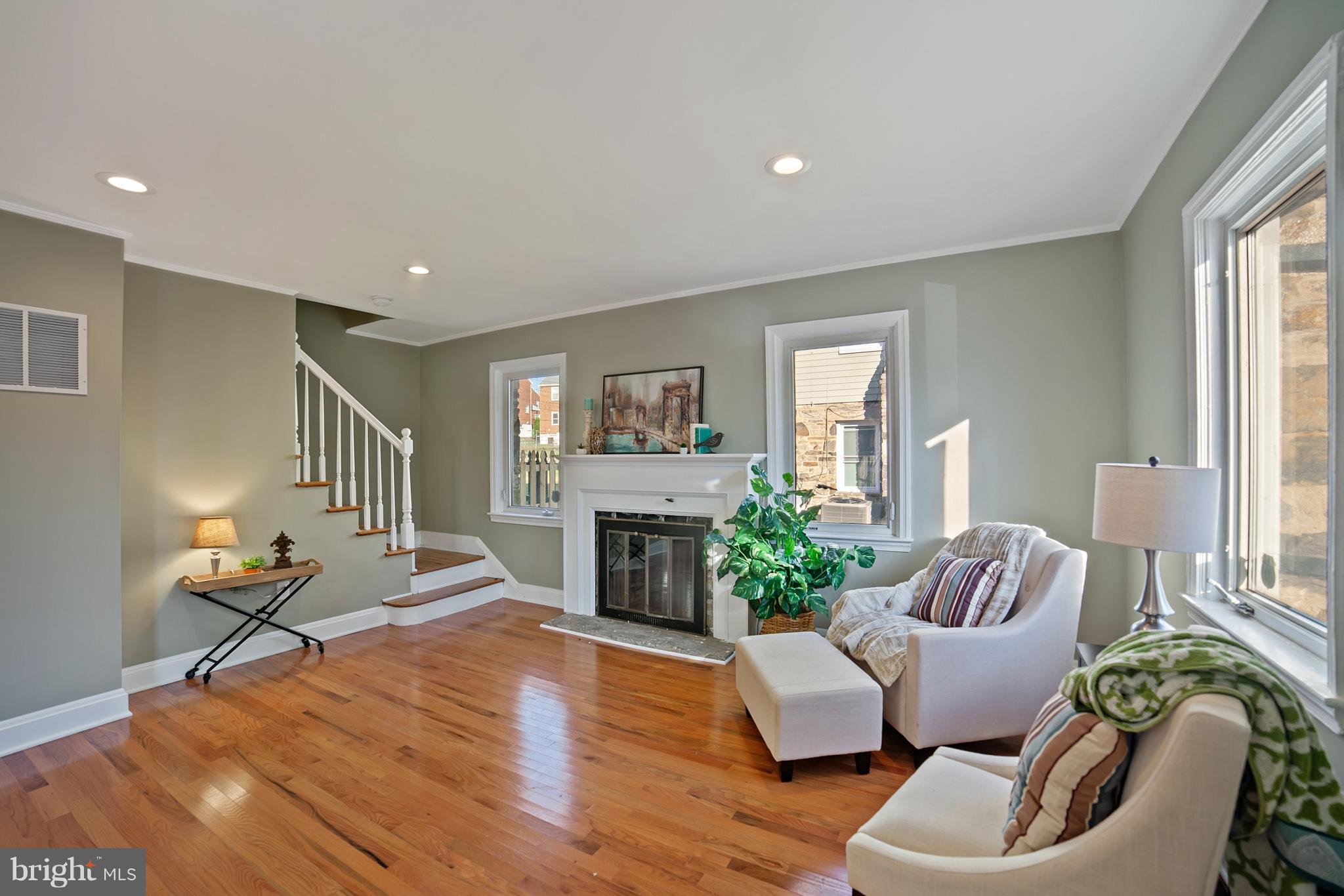 3733 Rueckert Avenue Baltimore, MD 21206 - Photo 8 of 29 Entry/Living room