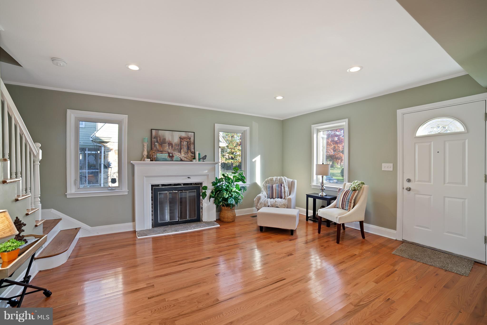 3733 Rueckert Avenue Baltimore, MD 21206 - Photo 9 of 29 Living Room
