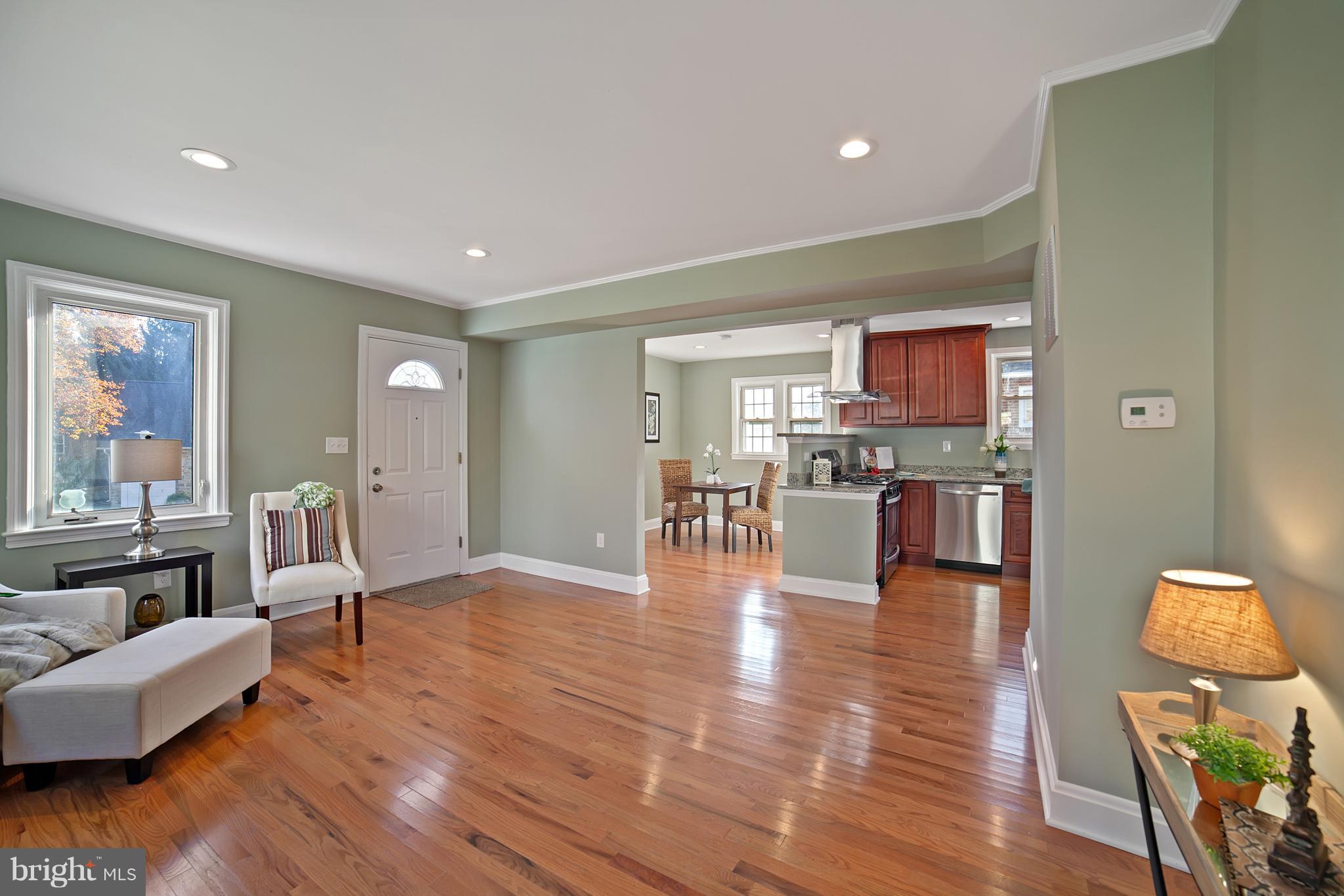 3733 Rueckert Avenue Baltimore, MD 21206 - Photo 10 of 29 Living Room