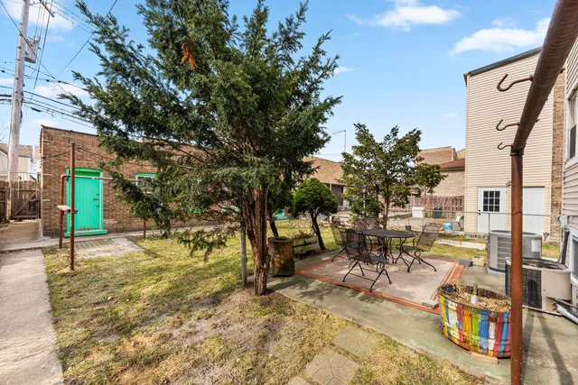 $2,395 | 2630 North Hamlin Avenue, Unit 1, Chicago, IL 60647