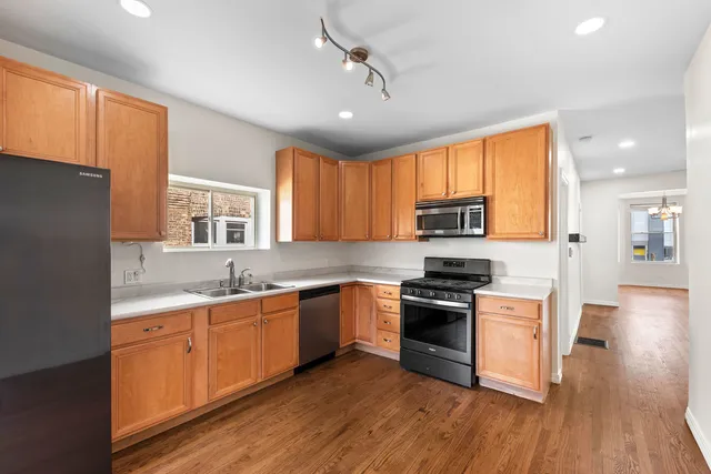 $2,395 | 2630 North Hamlin Avenue, Unit 1, Chicago, IL 60647