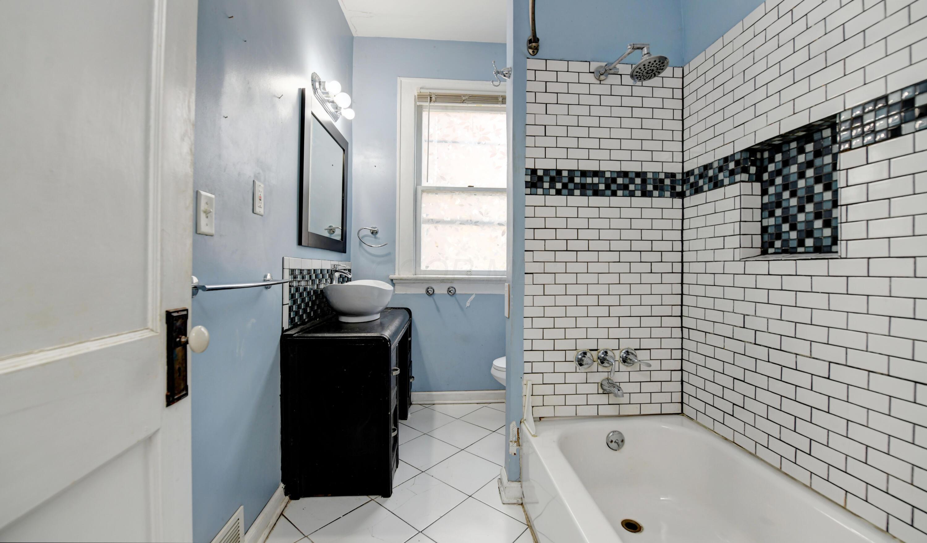 1712 Bryden Road, Unit 14 Columbus, OH 43205 - Photo 37 of 42 1712- Bath
