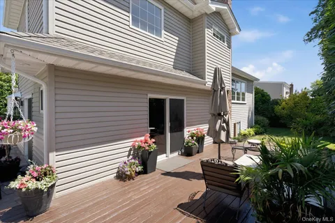$974,999 | 8 Griggs Drive, Greenlawn, NY 11740