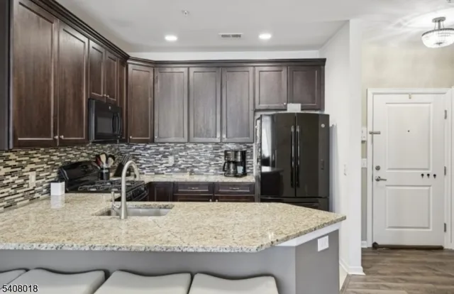 $399,000 | 169 Tarrington Road, Unit 203, Hamburg, NJ 07419