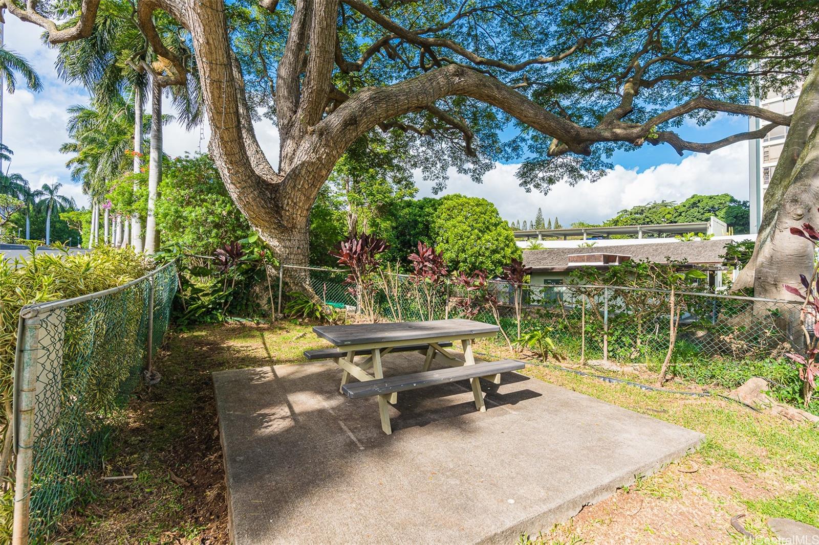 98-1042 Moanalua Road, Unit 2201 Aiea, HI 96701 - Photo 16 of 19 a view of backyard with a table and chair