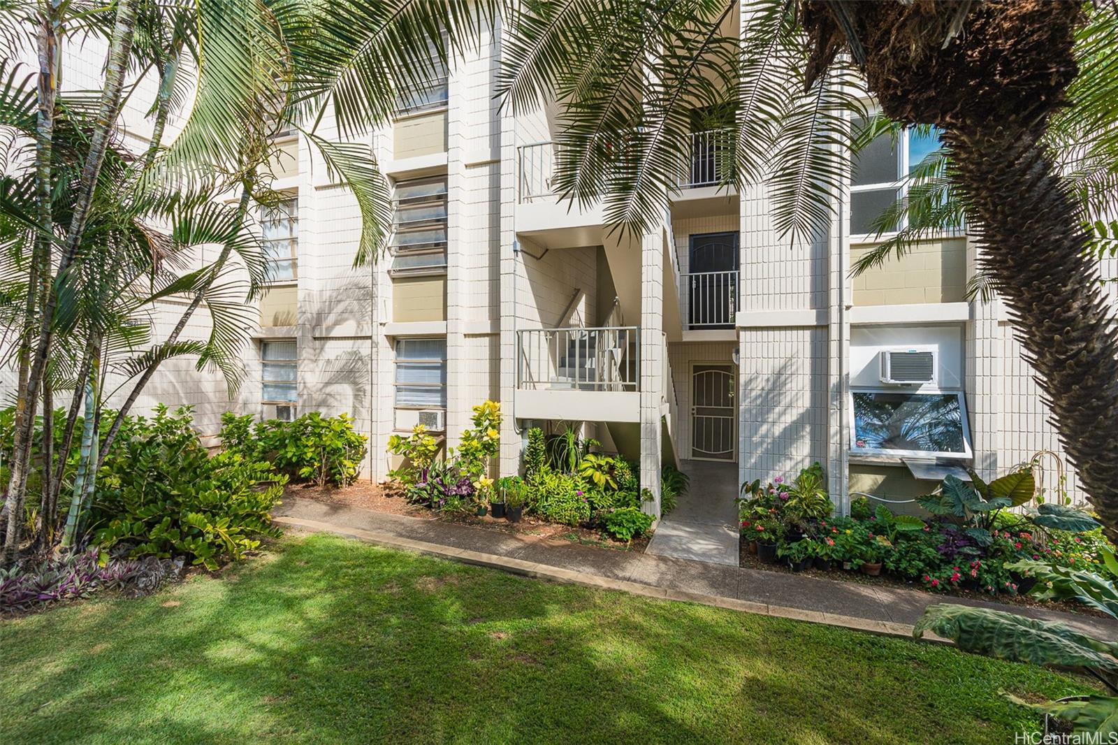 98-1042 Moanalua Road, Unit 2201 Aiea, HI 96701 - Photo 2 of 19 front view of a house with a yard