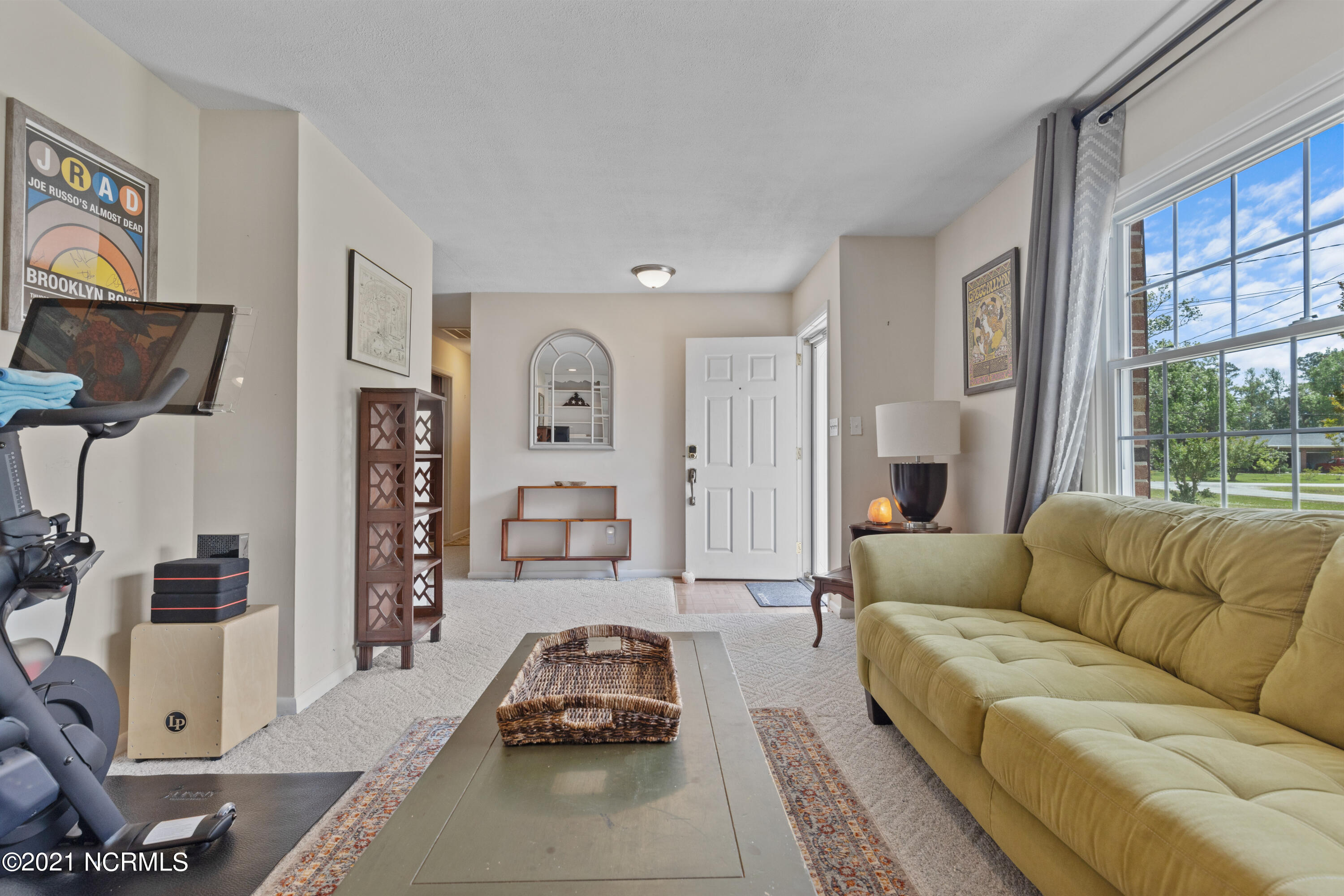 702 Friendly Road Morehead City, NC 28557 - Photo 6 of 39 frontlivingroomarea2