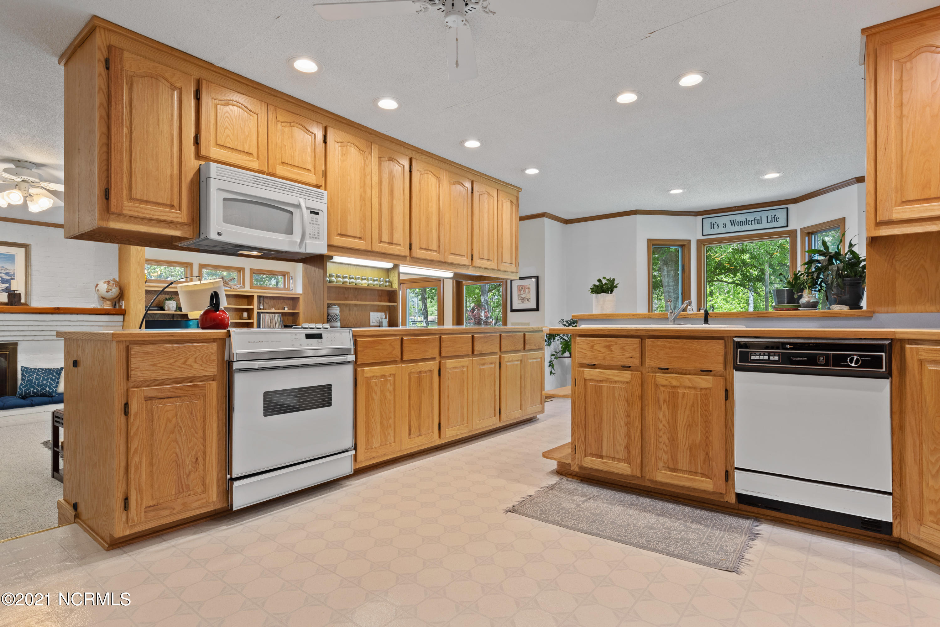702 Friendly Road Morehead City, NC 28557 - Photo 10 of 39 kitchen2