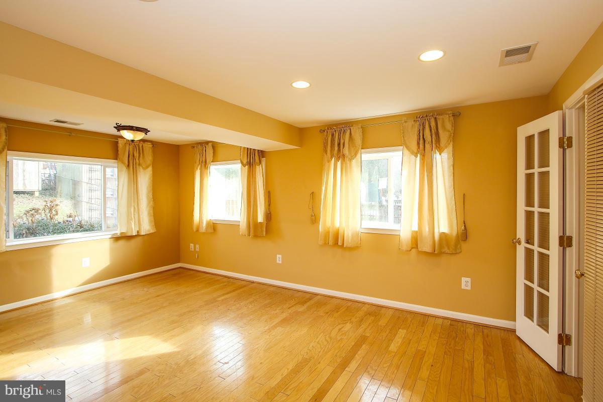11815 Pittson Road Silver Spring, MD 20906 - Photo 14 of 30 Living Room