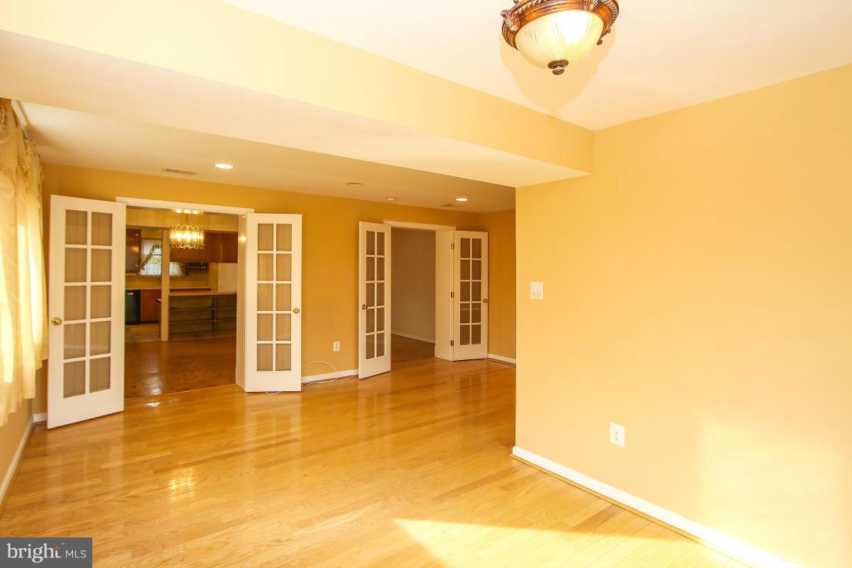 11815 Pittson Road Silver Spring, MD 20906 - Photo 15 of 30 Living Room